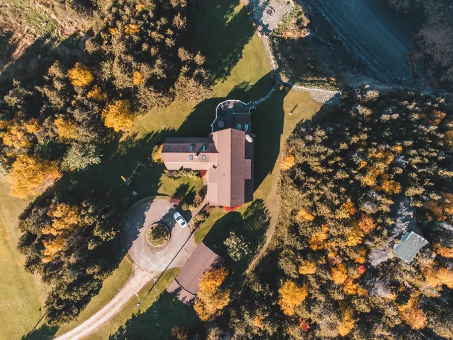 Pogled na streho stanovanjske hiše iz zraka, posnet z dronom